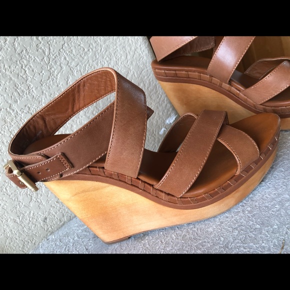 Vince Camuto Signature - Picture 2 of 3